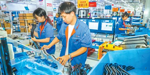 企業生產車間內,工人正在對產品進行檢測